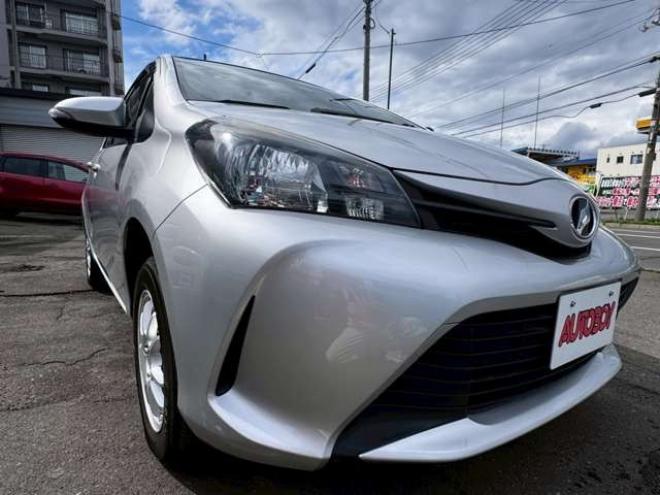 ヴィッツ1.3 F 4WD　キーレス　バックカメラ　純正ナビ　CD  Bluetooth  横滑り防止システム　オート4WD  ワイパーデアイサー　ウィンカーミラー 1300