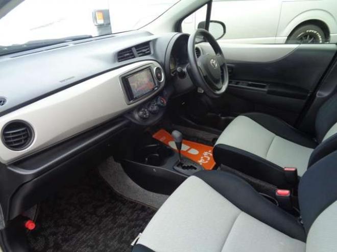 ヴィッツ1.0 F　FF　キーレス　社外ナビ　バックカメラ 2WD 1000