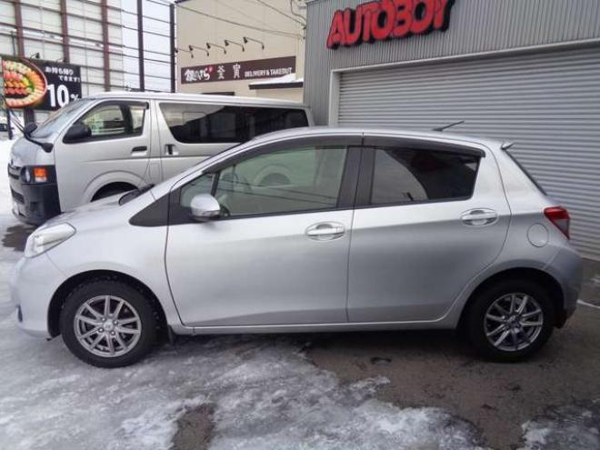 ヴィッツ1.0 F　FF　キーレス　社外ナビ　バックカメラ 2WD 1000