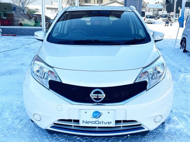 ノート1.2X FOUR 4WD　ローンが不安な方＜優遇ローン＞寒冷地仕様　エマージェンシーブレーキ　社外ナビ 4WD