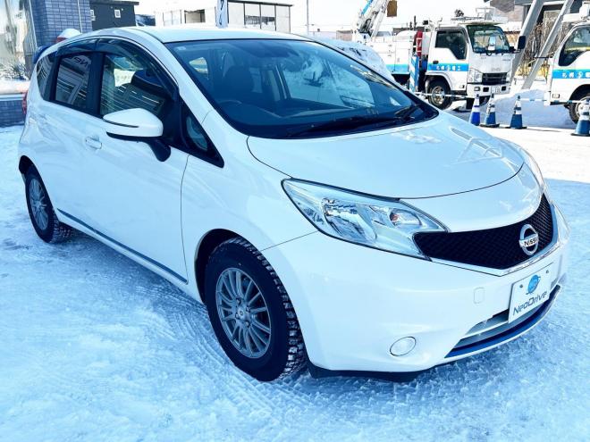 ノート1.2X FOUR 4WD　ローンが不安な方＜優遇ローン＞寒冷地仕様　エマージェンシーブレーキ　社外ナビ 4WD