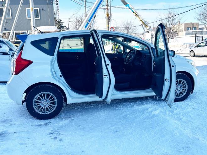 ノート1.2X FOUR 4WD　ローンが不安な方＜優遇ローン＞寒冷地仕様　エマージェンシーブレーキ　社外ナビ 4WD