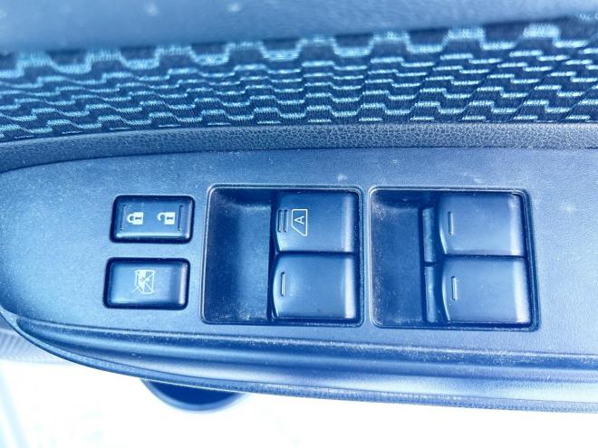 ノート1.2X FOUR 4WD　ローンが不安な方＜優遇ローン＞寒冷地仕様　エマージェンシーブレーキ　社外ナビ 4WD