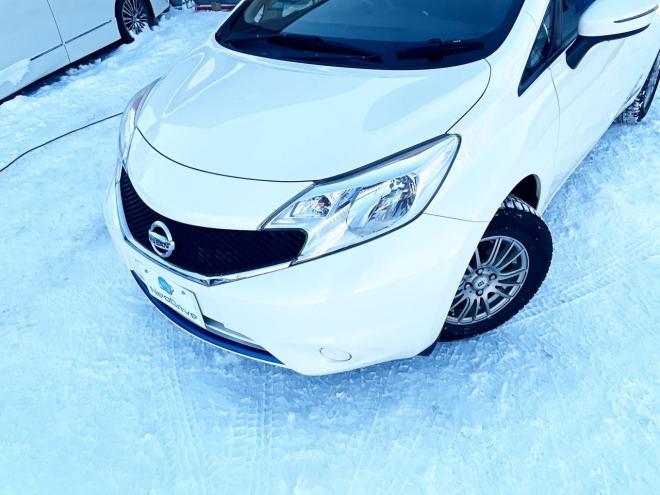 ノート1.2X FOUR 4WD　ローンが不安な方＜優遇ローン＞寒冷地仕様　エマージェンシーブレーキ　社外ナビ 4WD