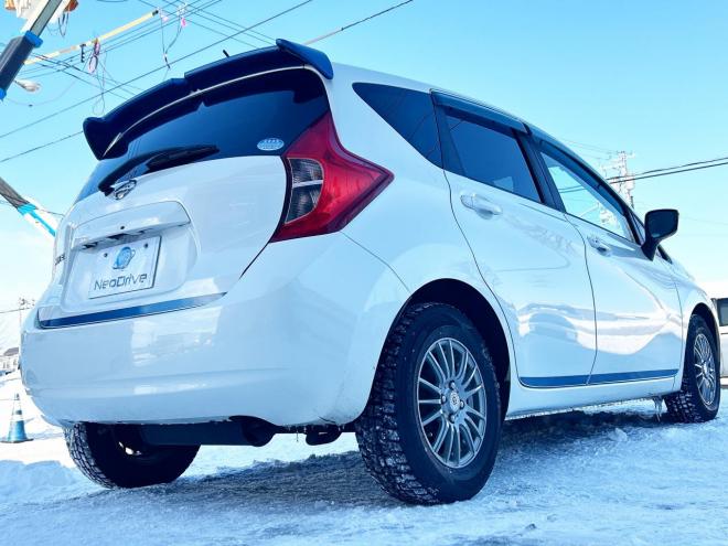 ノート1.2X FOUR 4WD　ローンが不安な方＜優遇ローン＞寒冷地仕様　エマージェンシーブレーキ　社外ナビ 4WD