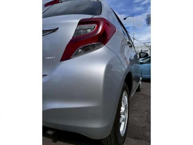 ヴィッツ1.3 F 4WD　キーレス　バックカメラ　純正ナビ　CD  Bluetooth  横滑り防止システム　オート4WD  ワイパーデアイサー　ウィンカーミラー 1300