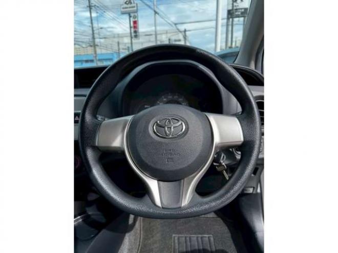 ヴィッツ1.3 F 4WD　キーレス　バックカメラ　純正ナビ　CD  Bluetooth  横滑り防止システム　オート4WD  ワイパーデアイサー　ウィンカーミラー 1300