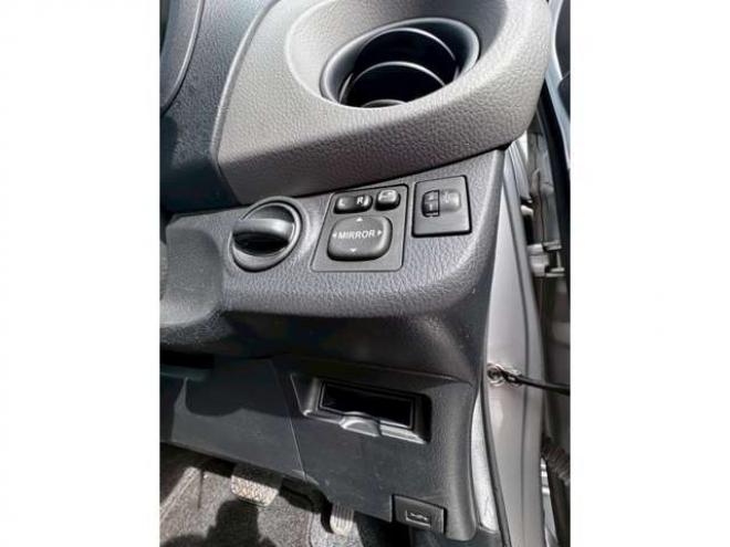 ヴィッツ1.3 F 4WD　キーレス　バックカメラ　純正ナビ　CD  Bluetooth  横滑り防止システム　オート4WD  ワイパーデアイサー　ウィンカーミラー 1300