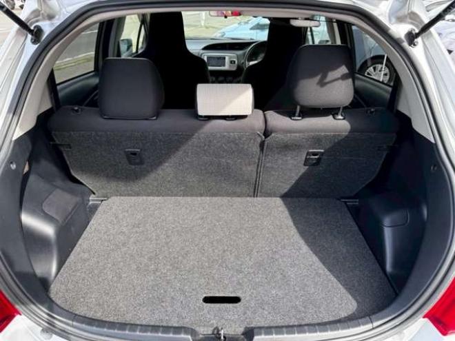 ヴィッツ1.3 F 4WD　キーレス　バックカメラ　純正ナビ　CD  Bluetooth  横滑り防止システム　オート4WD  ワイパーデアイサー　ウィンカーミラー 1300