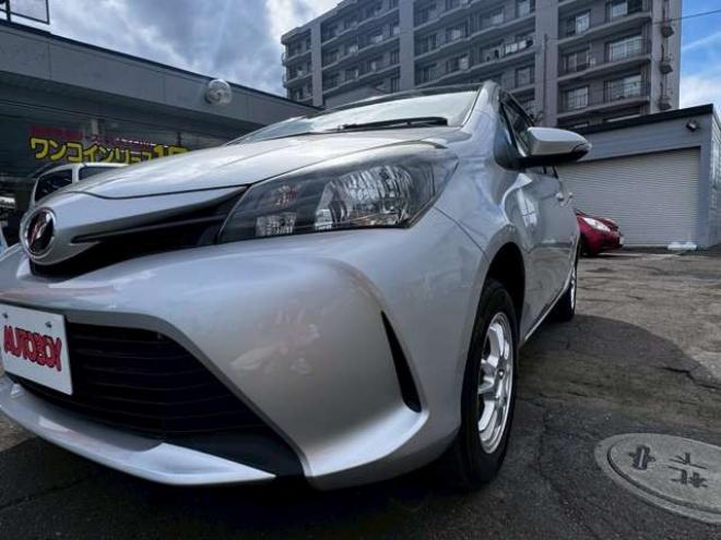 ヴィッツ1.3 F 4WD　キーレス　バックカメラ　純正ナビ　CD  Bluetooth  横滑り防止システム　オート4WD  ワイパーデアイサー　ウィンカーミラー 1300