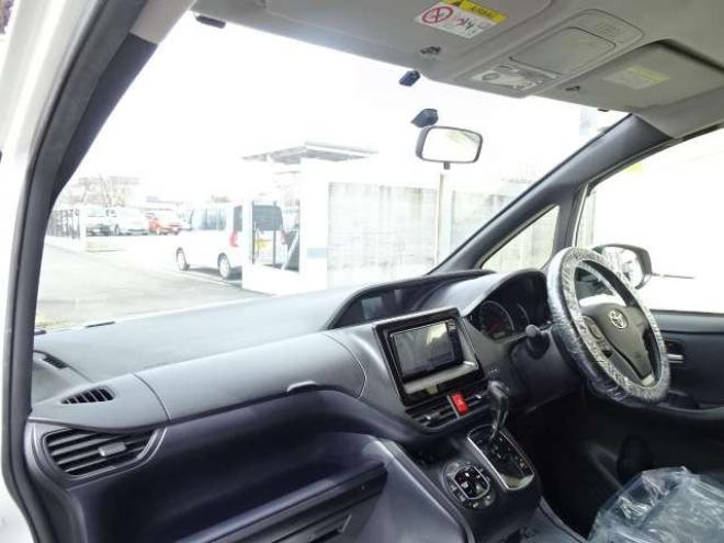 ノア2.0 Si 4WD　本州車　保証1年 4WD　両側パワースライドドア　社外ナビ　地デジ　スマートキー　プッシュスタート　LEDヘッドライト　社外18インチアルミ　　アイドリングストップ　ビルトインETC 2000