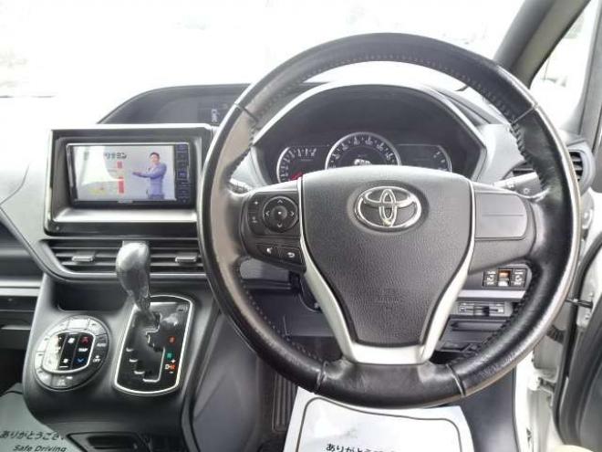 ノア2.0 Si 4WD　本州車　保証1年 4WD　両側パワースライドドア　社外ナビ　地デジ　スマートキー　プッシュスタート　LEDヘッドライト　社外18インチアルミ　　アイドリングストップ　ビルトインETC 2000