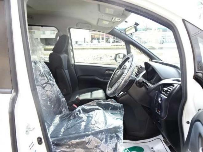 ノア2.0 Si 4WD　本州車　保証1年 4WD　両側パワースライドドア　社外ナビ　地デジ　スマートキー　プッシュスタート　LEDヘッドライト　社外18インチアルミ　　アイドリングストップ　ビルトインETC 2000