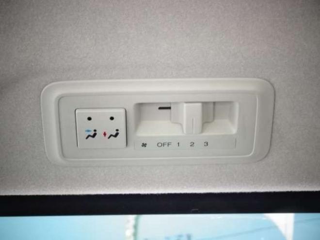 ステップワゴン2.0 スパーダ Z HDDナビ エディション 4WD　本州車　保証1年/走行距離無制限　4WD　両側パワースライドドア　純正HDDインターナビ　地デジ　バックカメラ　16インチアルミ　ETC　リヤエアコン　リヤヒーター　ステアリングスイッチ　純正HID　スマートキー 2000