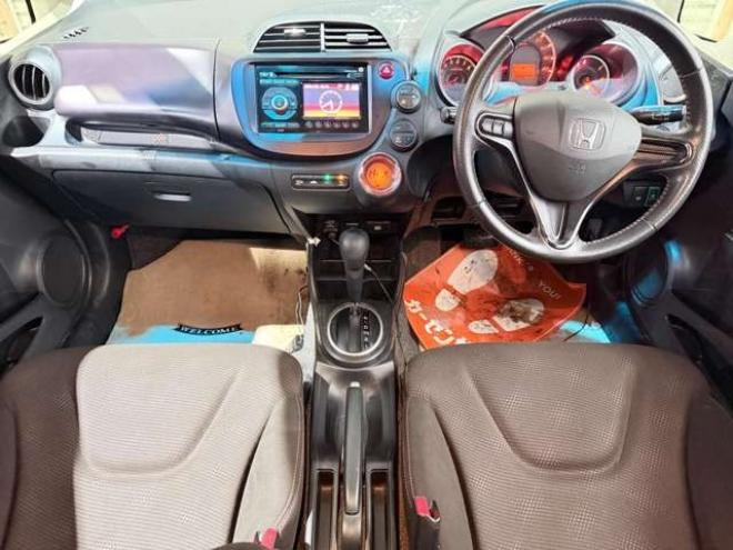 フィット1.3 シーズ 4WD　防錆塗装4WDスマキーCDバックカメラ 1300