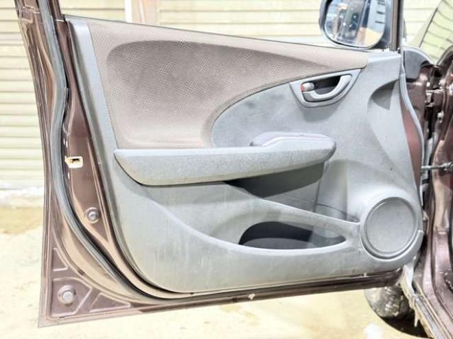 フィット1.3 シーズ 4WD　防錆塗装4WDスマキーCDバックカメラ 1300