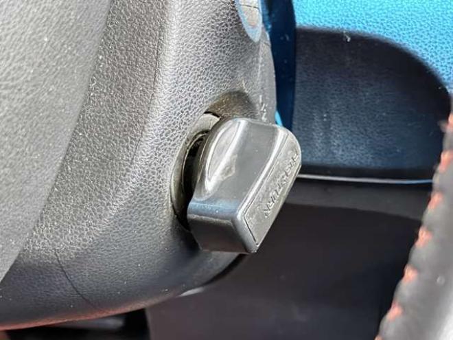 フィット1.3 シーズ 4WD　防錆塗装4WDスマキーCDバックカメラ 1300