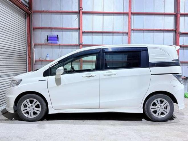 フリードスパイクハイブリッド1.5 ジャストセレクション　下廻防錆TVナビBカメETC 2WD 1500