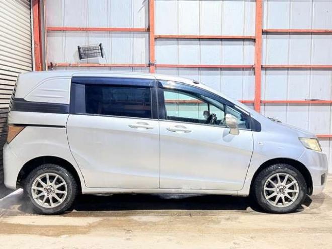 フリードスパイク1.5 C 4WD　防錆塗装4WDキーレスCD 1500