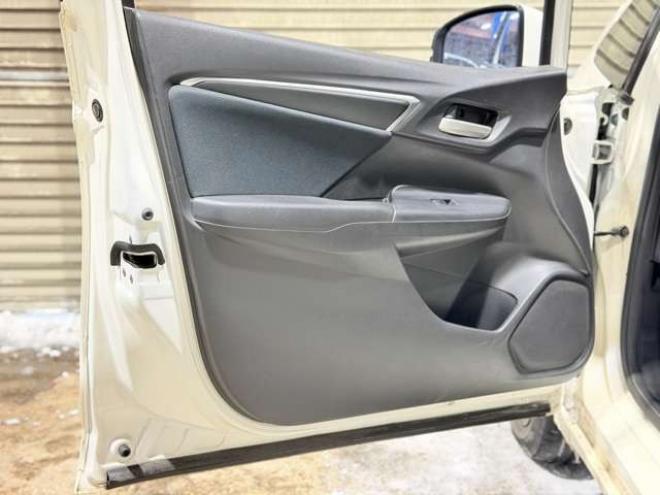 フィット1.3 13G Fパッケージ 4WD　防錆塗装4WDスマキーCD 1300