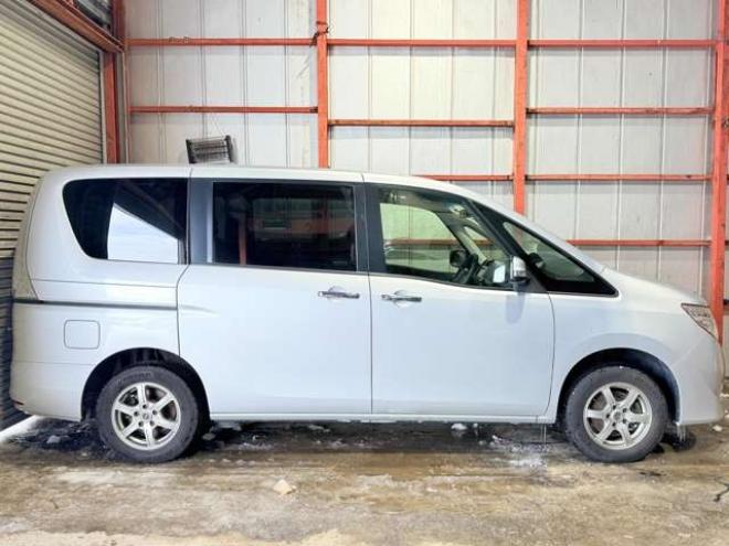 セレナ2.0 20S 4WD　防錆塗装4WDキーレスTVナビBカメ夏冬タイヤETC 2000