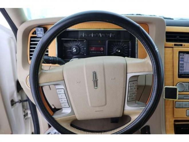 リンカーンナビゲーター 5.4 4WD　検1年　左ハンドル　革シート　スタッドレス 5400