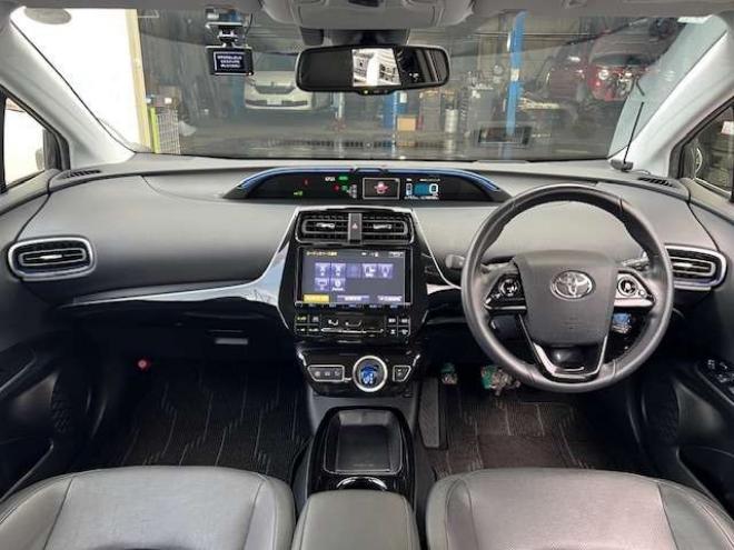プリウス1.8 A プレミアム ツーリングセレクション E-Four 4WD　TRDスポイラー・18インチAW・純正8型ナビ・エンジンスターター・ドライブレコーダー・アダプティブクルーズコントロール・パワーシート・ETC・1500W給電・車検令和9年7月・寒冷地仕様車 1800