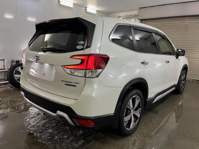 フォレスターアドバンス　寒冷地仕様　禁煙車　安全装備アイサイト　パワーバックドア　純正ブラックハーフレザーシート　純正１８インチＡＷ　スタッドレスタイヤ付　純正ナビ　フルセグ地デジ　Ｂｌｕｅｔｏｏｔｈ　バックカメラ　ＥＴＣ 4WD 2000 5Dr