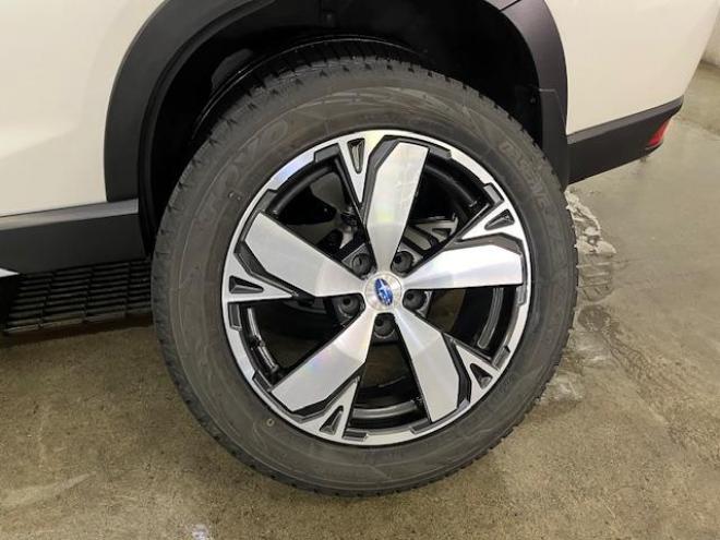 フォレスターアドバンス　寒冷地仕様　禁煙車　安全装備アイサイト　パワーバックドア　純正ブラックハーフレザーシート　純正１８インチＡＷ　スタッドレスタイヤ付　純正ナビ　フルセグ地デジ　Ｂｌｕｅｔｏｏｔｈ　バックカメラ　ＥＴＣ 4WD 2000 5Dr