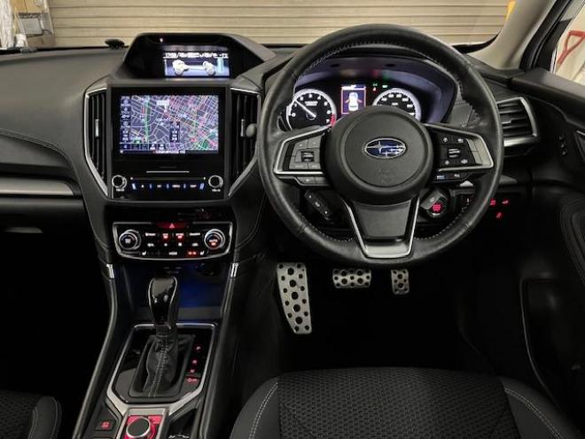 フォレスターアドバンス　寒冷地仕様　禁煙車　安全装備アイサイト　パワーバックドア　純正ブラックハーフレザーシート　純正１８インチＡＷ　スタッドレスタイヤ付　純正ナビ　フルセグ地デジ　Ｂｌｕｅｔｏｏｔｈ　バックカメラ　ＥＴＣ 4WD 2000 5Dr