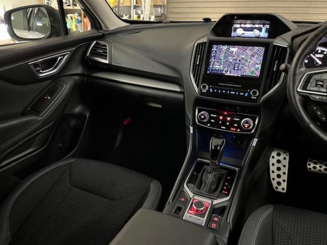 フォレスターアドバンス　寒冷地仕様　禁煙車　安全装備アイサイト　パワーバックドア　純正ブラックハーフレザーシート　純正１８インチＡＷ　スタッドレスタイヤ付　純正ナビ　フルセグ地デジ　Ｂｌｕｅｔｏｏｔｈ　バックカメラ　ＥＴＣ 4WD 2000 5Dr