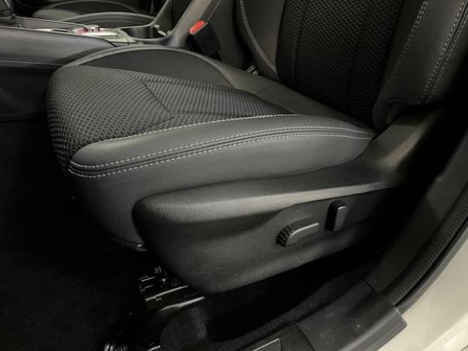 フォレスターアドバンス　寒冷地仕様　禁煙車　安全装備アイサイト　パワーバックドア　純正ブラックハーフレザーシート　純正１８インチＡＷ　スタッドレスタイヤ付　純正ナビ　フルセグ地デジ　Ｂｌｕｅｔｏｏｔｈ　バックカメラ　ＥＴＣ 4WD 2000 5Dr