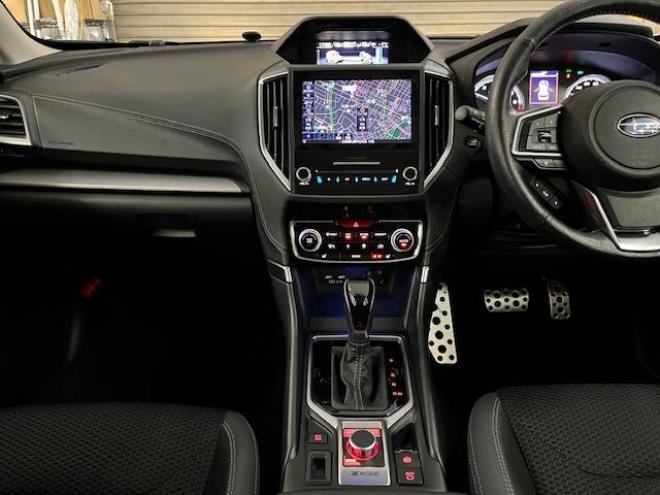 フォレスターアドバンス　寒冷地仕様　禁煙車　安全装備アイサイト　パワーバックドア　純正ブラックハーフレザーシート　純正１８インチＡＷ　スタッドレスタイヤ付　純正ナビ　フルセグ地デジ　Ｂｌｕｅｔｏｏｔｈ　バックカメラ　ＥＴＣ 4WD 2000 5Dr