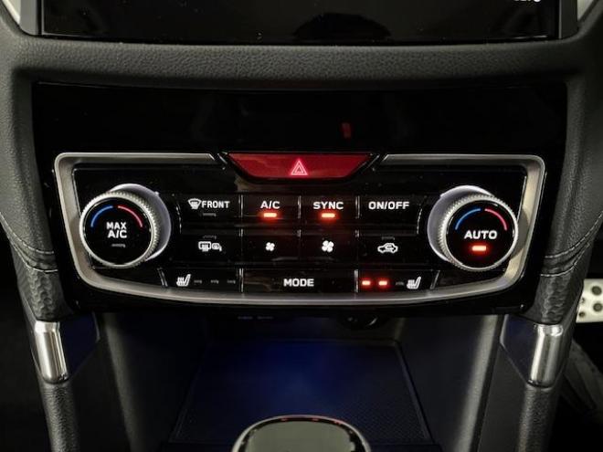 フォレスターアドバンス　寒冷地仕様　禁煙車　安全装備アイサイト　パワーバックドア　純正ブラックハーフレザーシート　純正１８インチＡＷ　スタッドレスタイヤ付　純正ナビ　フルセグ地デジ　Ｂｌｕｅｔｏｏｔｈ　バックカメラ　ＥＴＣ 4WD 2000 5Dr