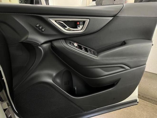 フォレスターアドバンス　寒冷地仕様　禁煙車　安全装備アイサイト　パワーバックドア　純正ブラックハーフレザーシート　純正１８インチＡＷ　スタッドレスタイヤ付　純正ナビ　フルセグ地デジ　Ｂｌｕｅｔｏｏｔｈ　バックカメラ　ＥＴＣ 4WD 2000 5Dr