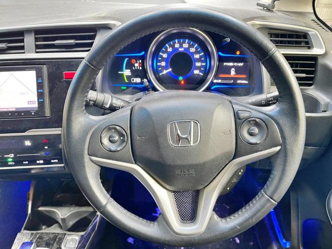 フィット1.5ハイブリッドLパッケージ 4WD 5年保証 スマキー ナビTV Bカメ 夏冬タイヤ ETC 寒冷地仕様 禁煙 車検整備2年付 修復歴無