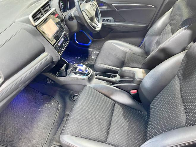 フィット1.5ハイブリッドLパッケージ 4WD 5年保証 スマキー ナビTV Bカメ 夏冬タイヤ ETC 寒冷地仕様 禁煙 車検整備2年付 修復歴無