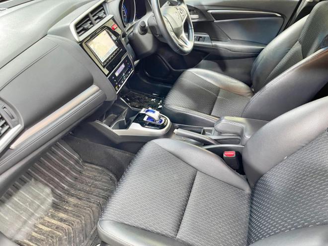 フィット1.5ハイブリッドLパッケージ 4WD 5年保証 ナビ Bカメ ETC 寒冷地仕様 車検整備2年付 修復歴無