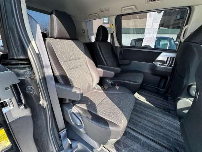 ヴォクシー2.0 ZS 4WD　両側パワースライドドア　プッススタート 2000