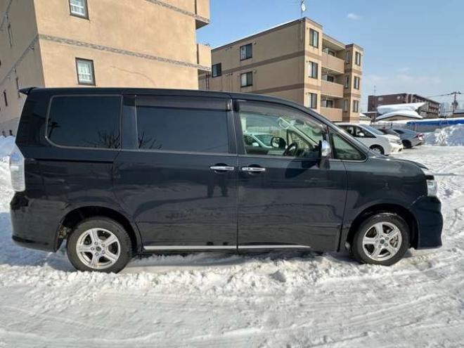 ヴォクシー2.0 ZS 4WD　両側パワースライドドア　プッススタート 2000