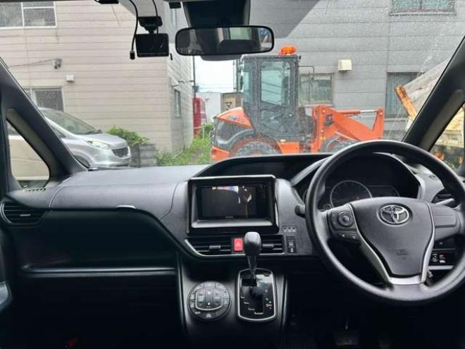 ヴォクシー2.0 X 4WD　電動スライドドア　冬タイヤセット　ドラレコ　アクセル踏み間違い防止装置 ナビTVバックモニター 2000