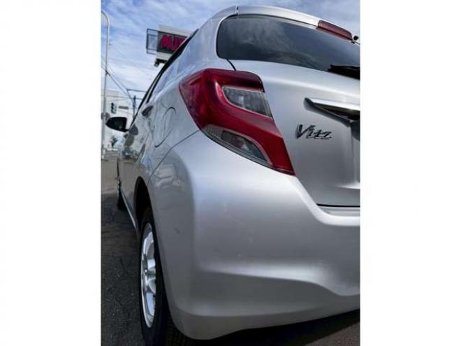 ヴィッツ1.3 F 4WD　キーレス　バックカメラ　純正ナビ　CD  Bluetooth  横滑り防止システム　オート4WD  ワイパーデアイサー　ウィンカーミラー 1300