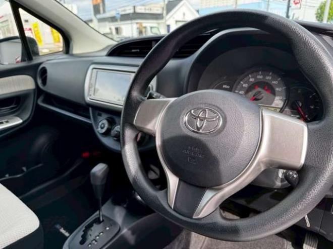 ヴィッツ1.3 F 4WD　キーレス　バックカメラ　純正ナビ　CD  Bluetooth  横滑り防止システム　オート4WD  ワイパーデアイサー　ウィンカーミラー 1300