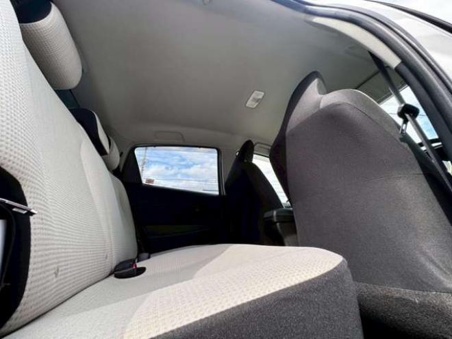 ヴィッツ1.3 F 4WD　キーレス　バックカメラ　純正ナビ　CD  Bluetooth  横滑り防止システム　オート4WD  ワイパーデアイサー　ウィンカーミラー 1300