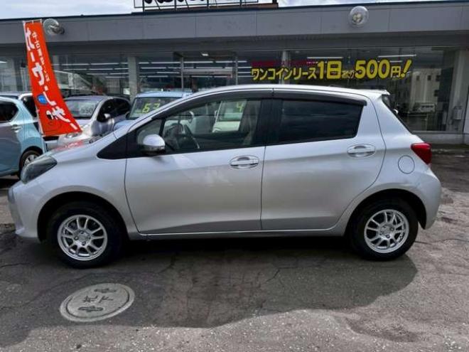ヴィッツ1.3 F 4WD　キーレス　バックカメラ　純正ナビ　CD  Bluetooth  横滑り防止システム　オート4WD  ワイパーデアイサー　ウィンカーミラー 1300