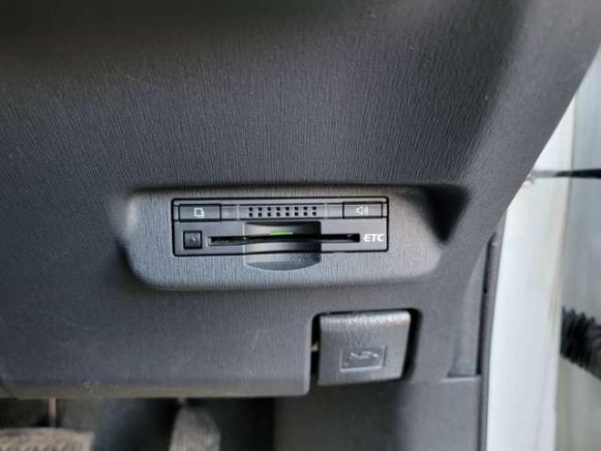 プリウス1.8 S　下廻り防錆塗装済 コムテック製ドラレコ  ケンウッド製社外ナビ フルセグ Bluetooth バックカメラ ETC フロント&テールエアロ プッシュスタート スマートキー 社外アルミ 2WD 1800