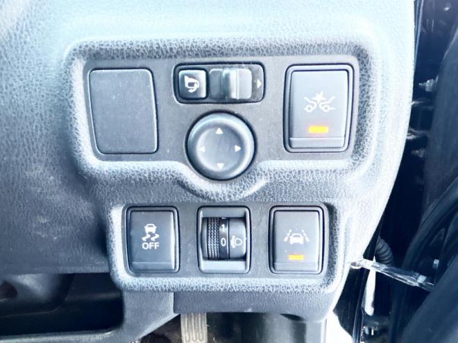 ノート1.2X FOUR Vセレクション+セーフティ 4WD　ローンが不安な方＜優遇ローン＞本州仕入　エマージェンシーブレーキ　社外ナビ 4WD