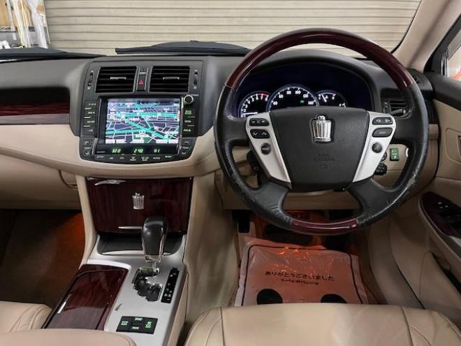 クラウンロイヤルサルーン　ｉ－Ｆｏｕｒ　寒冷地仕様　禁煙車　後期型　社外１６インチＡＷ　スタッドレスタイヤ付　クルーズコントロール　純正ＨＤＤナビ　フルセグ地デジ　ＤＶＤ再生　Ｂｌｕｅｔｏｏｔｈオーディオ　バックカメラ　コーナーセンサー 4WD 2500 4Dr