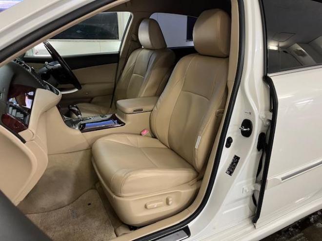 クラウンロイヤルサルーン　ｉ－Ｆｏｕｒ　寒冷地仕様　禁煙車　後期型　社外１６インチＡＷ　スタッドレスタイヤ付　クルーズコントロール　純正ＨＤＤナビ　フルセグ地デジ　ＤＶＤ再生　Ｂｌｕｅｔｏｏｔｈオーディオ　バックカメラ　コーナーセンサー 4WD 2500 4Dr