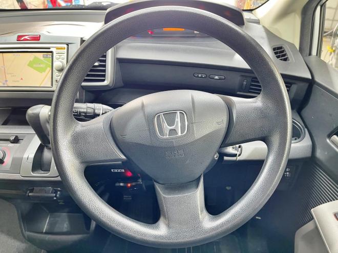 フリード1.5G 4WD 5年保証 ナビ Bカメ ETC 夏冬タイヤ 寒冷地仕様 禁煙 修復歴無